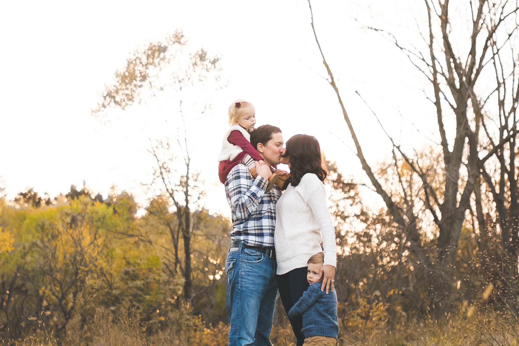 young family lifestyle portrait session fall in minnesota katie jeanne