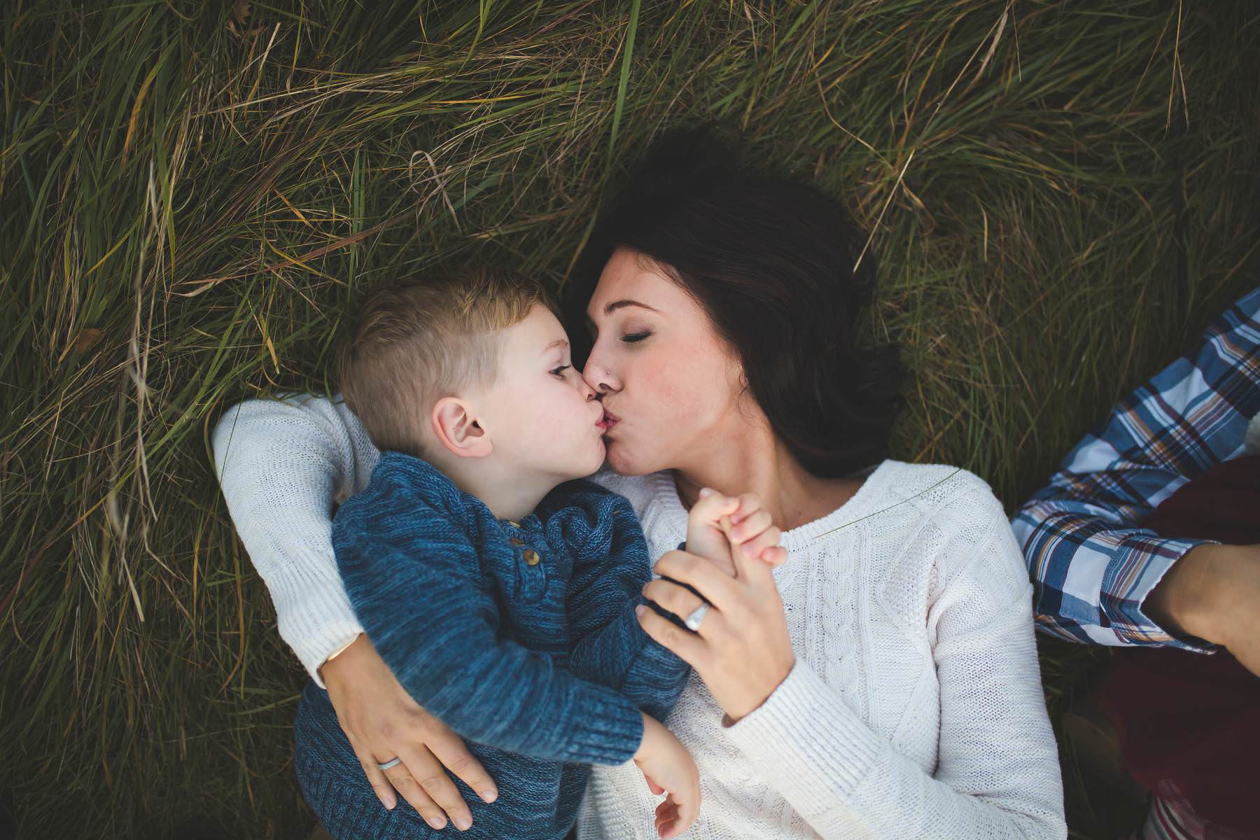 young family lifestyle portrait session fall in minnesota katie jeanne